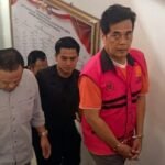 Terpidana korupsi penyaluran kredit PTPN IX Warnasari Cilacap, Edi Naryanto, ditangkap Tim Tabur Kejari Kabupaten Semarang di Kabupaten Bandung, Kamis (3/9/2026), setelah buron sejak 2016. Edi ditangkap saat bekerja sebagai pengantar galon dan kemudian dibawa ke Semarang untuk dieksekusi menjalani hukuman enam tahun penjara serta membayar uang pengganti Rp1,74 miliar.