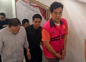 Terpidana korupsi penyaluran kredit PTPN IX Warnasari Cilacap, Edi Naryanto, ditangkap Tim Tabur Kejari Kabupaten Semarang di Kabupaten Bandung, Kamis (3/9/2026), setelah buron sejak 2016. Edi ditangkap saat bekerja sebagai pengantar galon dan kemudian dibawa ke Semarang untuk dieksekusi menjalani hukuman enam tahun penjara serta membayar uang pengganti Rp1,74 miliar.