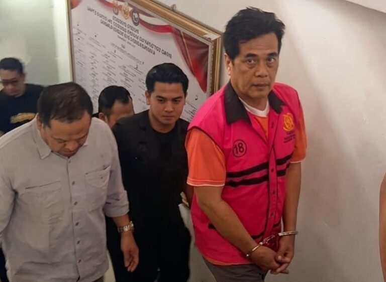 Terpidana korupsi penyaluran kredit PTPN IX Warnasari Cilacap, Edi Naryanto, ditangkap Tim Tabur Kejari Kabupaten Semarang di Kabupaten Bandung, Kamis (3/9/2026), setelah buron sejak 2016. Edi ditangkap saat bekerja sebagai pengantar galon dan kemudian dibawa ke Semarang untuk dieksekusi menjalani hukuman enam tahun penjara serta membayar uang pengganti Rp1,74 miliar.