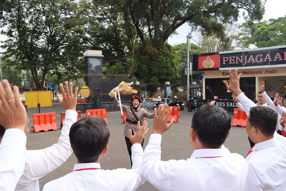 Polres Salatiga menggelar serah terima jabatan sejumlah pejabat di Pendopo Widya Qasana Tribrata, Jumat (23/10/2026). AKP Henri Widyoriani mendapat amanah sebagai Kasatres PPA dan PPO Polres Magelang Kota, sedangkan jabatan Kasat Resnarkoba Polres Salatiga diserahkan kepada AKP Joko Iskandar. Pergantian juga berlangsung pada jabatan Kasat Reskrim dari AKP Radytya Triatmaji Pramana kepada AKP Iwan Kristiana.