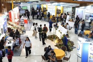 Universitas Kristen Satya Wacana (UKSW) menggelar Job Fair ke-49 pada 22–23 Oktober 2026 di Balairung UKSW, Salatiga, pukul 09.00–16.00 WIB. Kegiatan gratis dan terbuka untuk umum ini menghadirkan 393 lowongan dari lebih dari 35 perusahaan dan sekolah, serta menyediakan lokakarya karier, konsultasi kesiapan kerja, dan kesempatan mengikuti tes seleksi secara langsung.