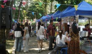 Wisuda Periode IV Tahun 2026 UKSW di Salatiga, Kamis (29/10/2026), menghadirkan lebih dari 45 stan UMKM yang menawarkan produk kerajinan, kuliner, bunga, dan merchandise. Kegiatan ini membuka peluang bagi pelaku usaha lokal untuk memperluas pasar. Sejumlah pedagang mengaku mengalami peningkatan omzet hingga 100 persen dibandingkan hari biasa.