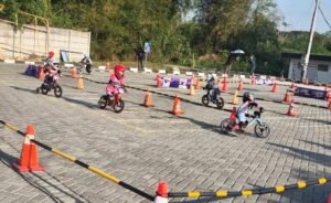 Sebanyak 337 pembalap cilik berusia 2–9 tahun mengikuti Pushbike Salatiga Heavy Race pada Minggu (18/10/2026). Peserta datang dari berbagai daerah di Indonesia, termasuk Sumatera dan Sulawesi. Kompetisi sepeda tanpa pedal ini dibagi berdasarkan kelompok usia dan menjadi ajang untuk melatih keseimbangan, keberanian, konsentrasi, serta mental berkompetisi sejak dini.