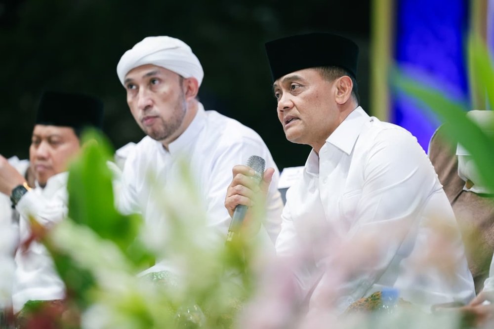 Gubernur Jawa Tengah Ahmad Luthfi mengajak sekitar 555 ribu santri di Jawa Tengah berperan dalam pembangunan daerah melalui kewirausahaan dan pengentasan kemiskinan saat peringatan Hari Santri Nasional 2026 di Kota Tegal, Kamis (22/10/2026). Pemprov Jateng memperkuat dukungan melalui program Pesantren Obah, beasiswa pendidikan, bantuan renovasi pesantren, serta insentif bagi pengajar keagamaan.