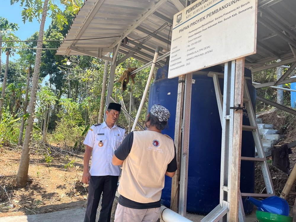 Kepala Desa Kebowan, Kecamatan Suruh, Kabupaten Semarang, Jarot Wiyono, berupaya menjaga ketersediaan air bersih bagi warga meski debit sumber air menurun saat kemarau. Setelah tujuh dusun memiliki sumber air yang dapat disalurkan ke rumah warga, ia berencana mencari sumber tambahan jika diperlukan. Jarot juga menyoroti tata kelola anggaran, pembangunan sarana ekonomi, serta keinginannya melanjutkan pengabdian pada periode kedua.