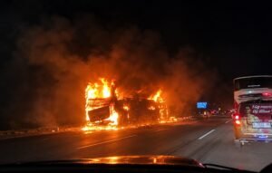 Bus PO Tunggal Dara bernomor polisi AD 7458 OG terbakar di KM 439.800 Tol Bawen-Ungaran, wilayah Bawen, Kabupaten Semarang, Jumat (30/10/2026) sekitar pukul 21.00 WIB. Seluruh 18 orang yang terdiri atas 15 penumpang dan tiga kru berhasil dievakuasi sebelum api membesar. Tidak ada korban jiwa maupun luka-luka.