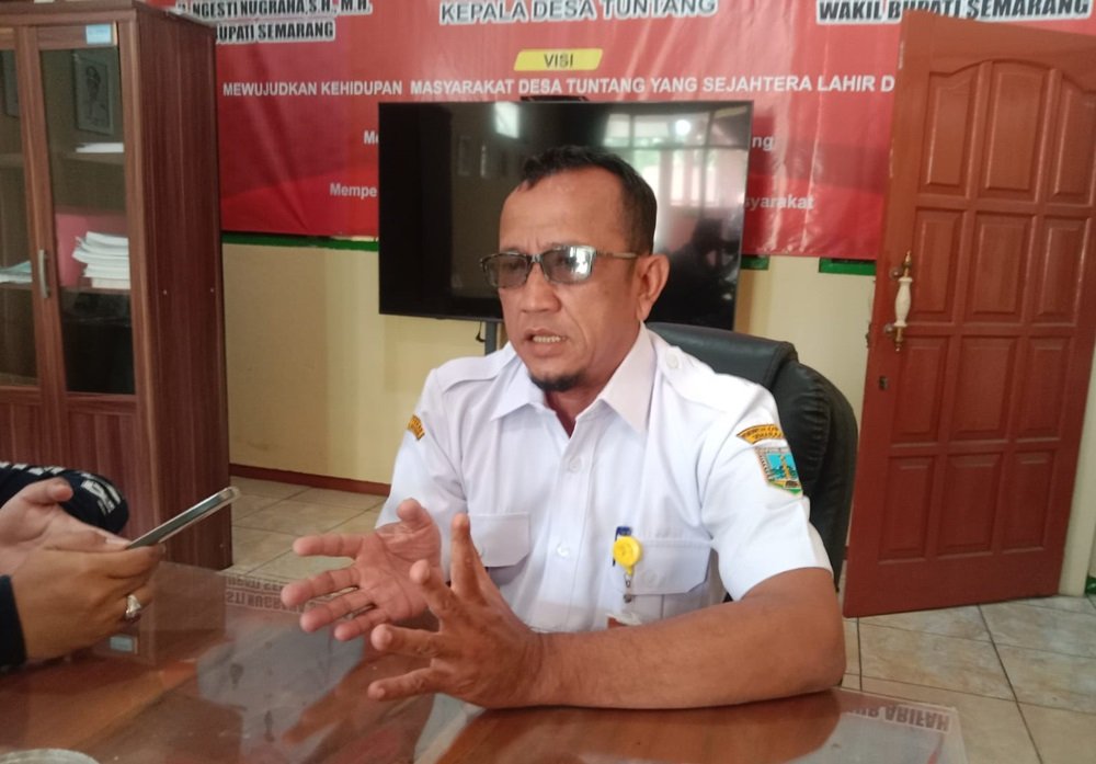 Kepala Desa Tuntang, H. Muhamad Nadhirin, memutuskan tidak mendaftar kembali sebagai bakal calon kepala desa untuk periode 2027–2035 setelah dua periode menjabat. Keputusan tersebut diambil meski mendapat dorongan dari warga. Selama kepemimpinannya, Desa Tuntang meraih berbagai penghargaan dan mengembangkan BUMDesa yang menghasilkan Pendapatan Asli Desa hingga Rp160 juta.