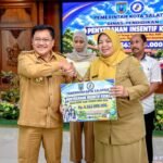 Pemerintah Kota Salatiga melalui Dinas Pendidikan menyalurkan insentif kesejahteraan kepada 1.009 guru dan tenaga kependidikan (GTK) Non-ASN dari berbagai jenjang pendidikan, Senin (19/10/2026). Dengan total alokasi anggaran Rp6,642 miliar, bantuan ini menjadi bentuk dukungan terhadap kesejahteraan pendidik. Wali Kota Robby Hernawan juga mendorong penguatan pendidikan karakter, pencegahan perundungan, serta adaptasi guru terhadap perkembangan teknologi.