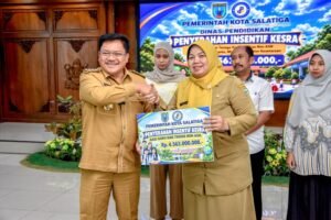 Pemerintah Kota Salatiga melalui Dinas Pendidikan menyalurkan insentif kesejahteraan kepada 1.009 guru dan tenaga kependidikan (GTK) Non-ASN dari berbagai jenjang pendidikan, Senin (19/10/2026). Dengan total alokasi anggaran Rp6,642 miliar, bantuan ini menjadi bentuk dukungan terhadap kesejahteraan pendidik. Wali Kota Robby Hernawan juga mendorong penguatan pendidikan karakter, pencegahan perundungan, serta adaptasi guru terhadap perkembangan teknologi.