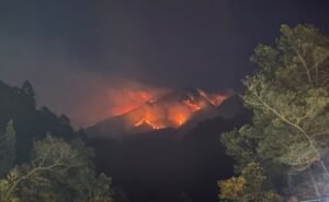 Pemerintah Provinsi Jawa Tengah menetapkan status tanggap bencana untuk penanganan kebakaran hutan di Gunung Lawu dan mengerahkan dua helikopter TNI untuk mendukung pemadaman melalui water bombing. Gubernur Ahmad Luthfi menyebut operasi terkendala angin kencang dan medan lembah. Sementara itu, kebakaran di Gunung Sumbing diprioritaskan melalui jalur darat, dengan kemungkinan pengalihan helikopter jika diperlukan.