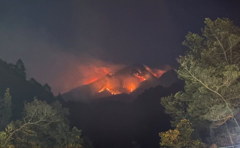 Pemerintah Provinsi Jawa Tengah menetapkan status tanggap bencana untuk penanganan kebakaran hutan di Gunung Lawu dan mengerahkan dua helikopter TNI untuk mendukung pemadaman melalui water bombing. Gubernur Ahmad Luthfi menyebut operasi terkendala angin kencang dan medan lembah. Sementara itu, kebakaran di Gunung Sumbing diprioritaskan melalui jalur darat, dengan kemungkinan pengalihan helikopter jika diperlukan.