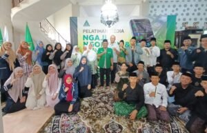 PC GP Ansor Kota Salatiga menggelar pelatihan media bertema “Ngaji, Ngonten & Mengabdi” dengan 34 peserta di Pondok Pesantren Alfaqueen, Sidomukti, Sabtu (18/10/2026). Pelatihan mencakup penulisan berita, hukum siber, desain grafis, dan penyuntingan video untuk memperkuat literasi digital serta dakwah di media sosial. Kegiatan ini juga menargetkan terbentuknya admin media aktif di setiap tingkatan organisasi.