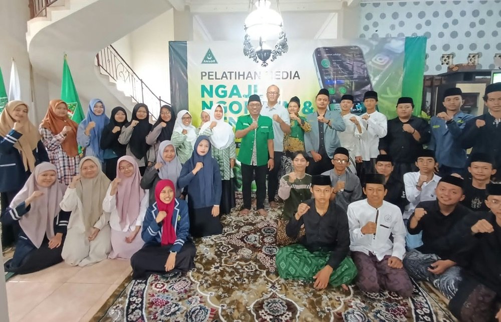 PC GP Ansor Kota Salatiga menggelar pelatihan media bertema “Ngaji, Ngonten & Mengabdi” dengan 34 peserta di Pondok Pesantren Alfaqueen, Sidomukti, Sabtu (18/10/2026). Pelatihan mencakup penulisan berita, hukum siber, desain grafis, dan penyuntingan video untuk memperkuat literasi digital serta dakwah di media sosial. Kegiatan ini juga menargetkan terbentuknya admin media aktif di setiap tingkatan organisasi.