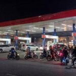 Antrean kendaraan terjadi di sejumlah SPBU Jawa Tengah dan DIY seiring peningkatan konsumsi Pertalite hingga sekitar 7 persen akibat migrasi dari BBM nonsubsidi. Pertamina menyebut kondisi tersebut bukan karena kelangkaan stok dan menerapkan sejumlah langkah taktis untuk mempercepat antrean, termasuk pengaturan pembelian di SPBU tertentu.