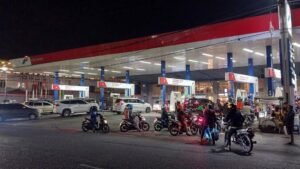 Antrean kendaraan terjadi di sejumlah SPBU Jawa Tengah dan DIY seiring peningkatan konsumsi Pertalite hingga sekitar 7 persen akibat migrasi dari BBM nonsubsidi. Pertamina menyebut kondisi tersebut bukan karena kelangkaan stok dan menerapkan sejumlah langkah taktis untuk mempercepat antrean, termasuk pengaturan pembelian di SPBU tertentu.