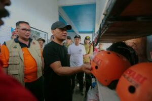 Kebakaran Gunung Sumbing yang melanda wilayah Wonosobo, Magelang, dan Temanggung berhasil dipadamkan setelah relawan berjibaku di medan terjal dengan peralatan terbatas. Wakil Ketua Basecamp Bimawari Jumari mengungkapkan proses pemadaman dilakukan secara manual di tengah angin kencang. Warga dan relawan meminta penguatan sarana, seperti embung, jalur penyelamatan, dan drone, untuk mendukung pencegahan kebakaran serta keselamatan pendaki.
