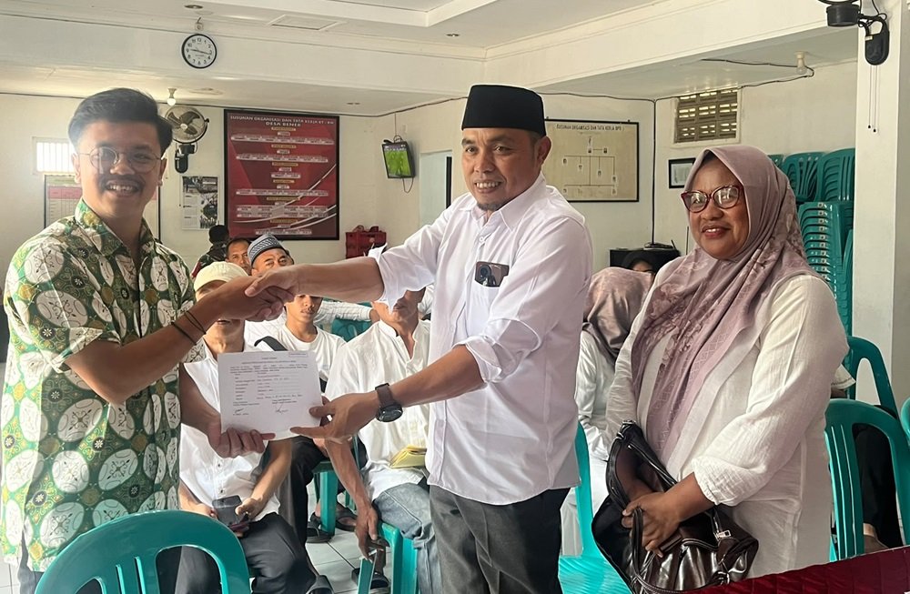 Purwanto, warga Desa Bener, Kecamatan Tengaran, Kabupaten Semarang, resmi mendaftarkan diri sebagai bakal calon Kepala Desa Bener periode 2027–2035 dengan menyerahkan berkas persyaratan pada Rabu (7/10/2026). Ia menjadi bakal calon pertama yang mengembalikan formulir pendaftaran dan dinyatakan panitia memenuhi kelengkapan administrasi.