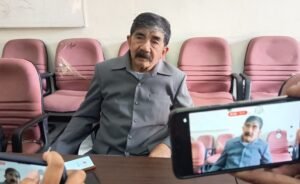 Persoalan status tanah yang ditempati warga Pojoksari, Kecamatan Ambarawa, Kabupaten Semarang, sejak 1983 belum tuntas. DPRD mendorong pemerintah daerah segera memberi kepastian, sementara Pemkab Semarang memfasilitasi opsi tukar guling. Polemik bermula dari pemindahan warga setelah banjir 1983 ke tanah bengkok kepala desa.