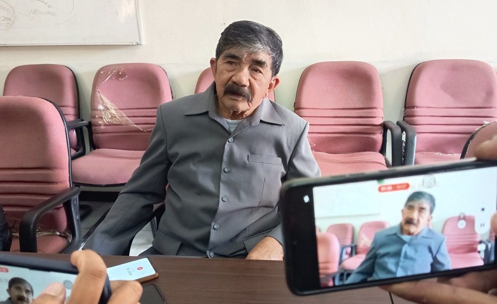 Persoalan status tanah yang ditempati warga Pojoksari, Kecamatan Ambarawa, Kabupaten Semarang, sejak 1983 belum tuntas. DPRD mendorong pemerintah daerah segera memberi kepastian, sementara Pemkab Semarang memfasilitasi opsi tukar guling. Polemik bermula dari pemindahan warga setelah banjir 1983 ke tanah bengkok kepala desa.