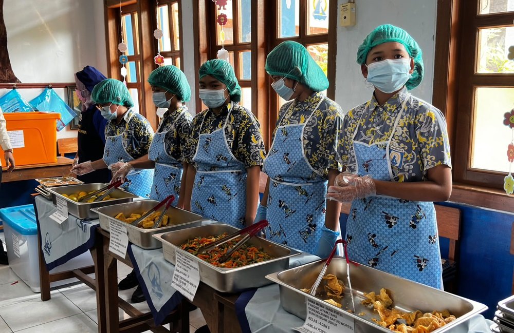Badan Gizi Nasional (BGN) menguji coba sistem prasmanan dalam program Makan Bergizi Gratis (MBG) di 10 kabupaten/kota di Jawa Tengah sejak 5 Oktober 2026. Uji coba selama sekitar dua pekan ini bertujuan mengevaluasi kecukupan gizi, kebersihan, keamanan pangan, dan ketertiban siswa sebelum sistem tersebut berpotensi diterapkan lebih luas di sekolah.