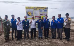 Badan Meteorologi, Klimatologi, dan Geofisika (BMKG) menggelar Sekolah Lapang Gempa Bumi di Balai Desa Candi, Kecamatan Bandungan, Kabupaten Semarang, Rabu (28/10/2026). Sebanyak 55 peserta dari unsur pemerintah, BPBD, masyarakat, media, akademisi, dan pengelola objek vital mengikuti pelatihan teori serta simulasi evakuasi untuk meningkatkan kesiapsiagaan menghadapi gempa dan potensi longsor.