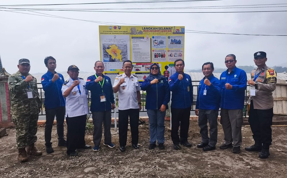 Badan Meteorologi, Klimatologi, dan Geofisika (BMKG) menggelar Sekolah Lapang Gempa Bumi di Balai Desa Candi, Kecamatan Bandungan, Kabupaten Semarang, Rabu (28/10/2026). Sebanyak 55 peserta dari unsur pemerintah, BPBD, masyarakat, media, akademisi, dan pengelola objek vital mengikuti pelatihan teori serta simulasi evakuasi untuk meningkatkan kesiapsiagaan menghadapi gempa dan potensi longsor.