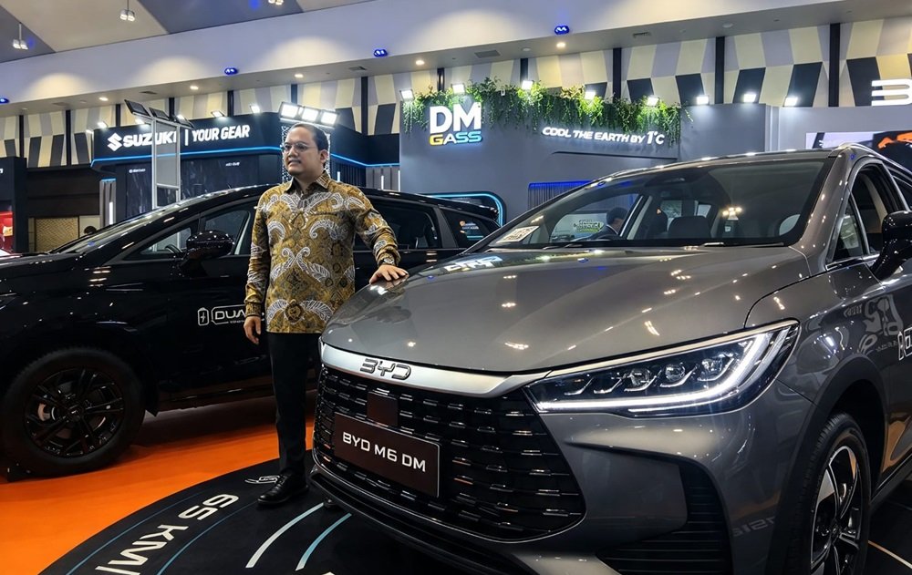 Lebih dari 3.000 keluarga di Jawa Tengah disebut telah menggunakan kendaraan BYD hingga September 2026. BYD melihat pertumbuhan tersebut sebagai tanda meningkatnya penerimaan kendaraan energi baru dan berencana memperluas jaringan penjualan serta layanan dari tujuh menjadi 16 lokasi di Jawa Tengah dan Daerah Istimewa Yogyakarta.