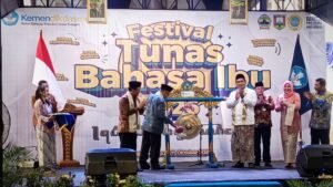 Menteri Pendidikan Dasar dan Menengah Abdul Mu’ti mengajak keluarga membiasakan anak menggunakan bahasa daerah dalam kehidupan sehari-hari untuk menjaga identitas budaya dan nilai kesantunan. Pesan tersebut disampaikan saat membuka Festival Tunas Bahasa Ibu tingkat Provinsi Jawa Tengah di Balai Bahasa Provinsi Jawa Tengah, Ungaran, Jumat (9/10/2026).