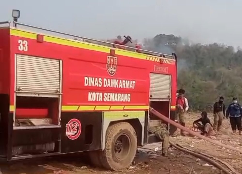 Pertamina Patra Niaga Jawa Bagian Tengah membantu penanganan kebakaran TPA Jatibarang, Kota Semarang, dengan menyalurkan 200 liter cairan foam pemadam dan bantuan konsumsi bagi petugas Damkar, Minggu (4/10/2026). Bantuan tersebut diberikan sebagai respons atas permintaan Pemkot Semarang untuk mendukung proses pemadaman yang telah berlangsung selama beberapa hari.