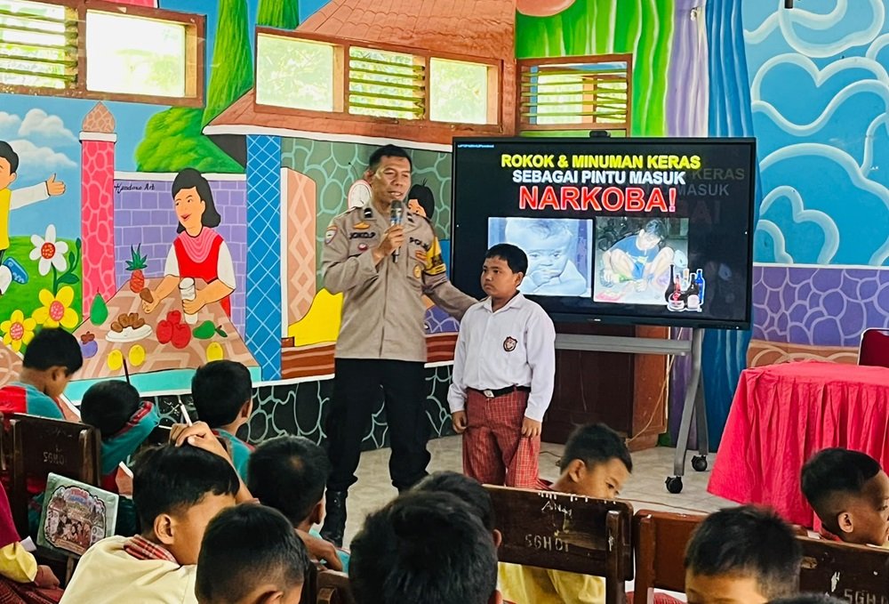 Polsek Tengaran, Polres Semarang, memberikan edukasi tentang bahaya narkoba dan pencegahan perundungan kepada 147 siswa SDN Sugihan 01, Desa Sugihan, Kecamatan Tengaran, Kabupaten Semarang, Selasa (13/10/2026). Melalui program Polisi Sahabat Anak (POLSANA), polisi mengajak siswa menghindari narkoba, tidak melakukan kekerasan terhadap teman, serta melaporkan perundungan kepada guru atau orang tua.