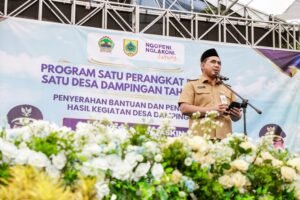 Wakil Gubernur Jawa Tengah Taj Yasin Maimoen memeriksa Data Tunggal Sosial Ekonomi Nasional (DTSEN) di Desa Kendalrejo, Kabupaten Pemalang, Selasa (20/10/2026). Dari 480 warga yang masuk desil 1 atau kelompok dengan tingkat kesejahteraan terendah, hanya 244 orang tercatat menerima bantuan sosial. Ia meminta data segera diverifikasi dan diperbarui agar penyaluran bansos lebih tepat sasaran.