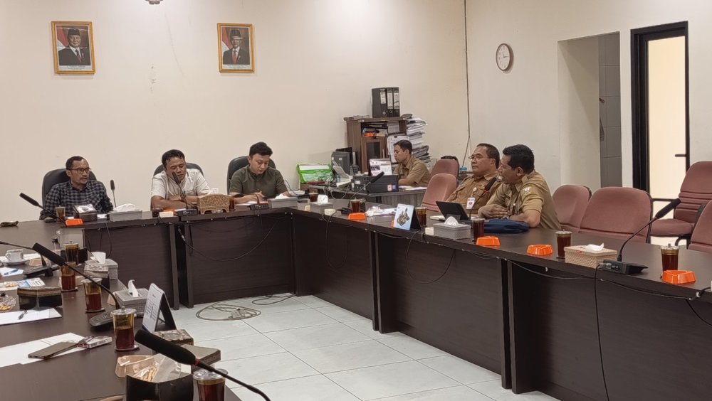DPRD Kabupaten Semarang meminta klarifikasi terkait pelaksanaan Musda Dekopinda yang menetapkan Wakil Bupati Semarang Nur Arifah sebagai ketua periode 2026-2031. Sorotan mencakup keterlibatan koperasi dalam forum dan pemenuhan kuorum. Diskumperindag Kabupaten Semarang menjelaskan pelaksanaan Musda mengacu pada Kepres Nomor 6 Tahun 2011 dan ketentuan forum organisasi.