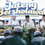 Gubernur Jawa Tengah Ahmad Luthfi menegaskan peran santri dalam menjaga bangsa dan menyiapkan generasi masa depan saat menghadiri Jateng Bersholawat memperingati Hari Santri Nasional 2026 di Kota Tegal, Rabu (21/10/2026). Pemprov Jateng memperkuat dukungan bagi pesantren melalui beasiswa Rp6,8 miliar, insentif guru agama, tali asih penghafal Al-Qur’an, serta bantuan sarana pendidikan pesantren.
