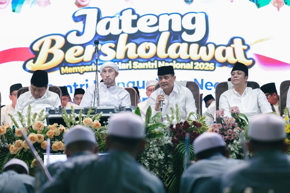 Gubernur Jawa Tengah Ahmad Luthfi menegaskan peran santri dalam menjaga bangsa dan menyiapkan generasi masa depan saat menghadiri Jateng Bersholawat memperingati Hari Santri Nasional 2026 di Kota Tegal, Rabu (21/10/2026). Pemprov Jateng memperkuat dukungan bagi pesantren melalui beasiswa Rp6,8 miliar, insentif guru agama, tali asih penghafal Al-Qur’an, serta bantuan sarana pendidikan pesantren.
