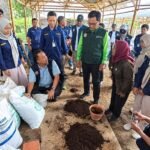 Karang Taruna Dharma Remaja Desa Manggihan, Kecamatan Getasan, Kabupaten Semarang, mengolah kotoran sapi menjadi pupuk organik untuk mengurangi persoalan lingkungan dan potensi konflik sosial. Inovasi yang dikembangkan bersama masyarakat ini dinilai memberi manfaat ekonomi dan mengantarkan kelompok tersebut menjadi lima besar kandidat Karang Taruna Berprestasi Tingkat Nasional 2026.