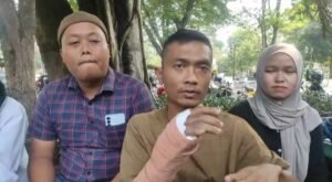 Pemuda asal Kabupaten Semarang, Khoirul Anwar (28), menjadi korban pembacokan orang tak dikenal di depan gerbang UKSW Salatiga, Jumat (25/9/2026) dini hari. Korban mengalami luka berat pada tangan setelah menangkis sabetan golok saat hendak menyelesaikan kesalahpahaman dengan pengendara motor lain.
