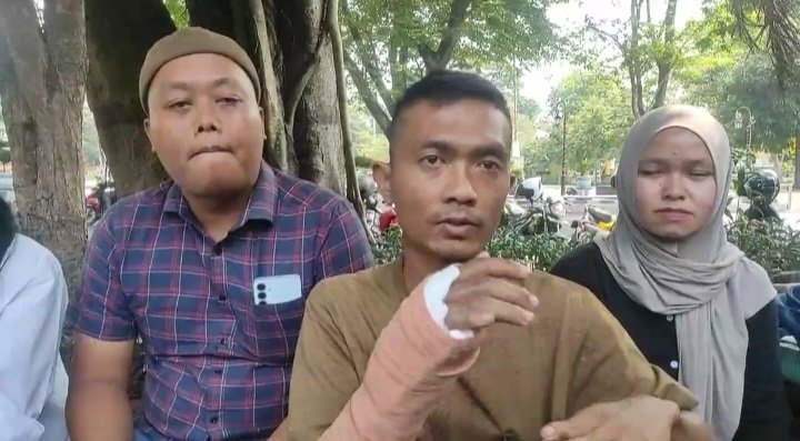 Pemuda asal Kabupaten Semarang, Khoirul Anwar (28), menjadi korban pembacokan orang tak dikenal di depan gerbang UKSW Salatiga, Jumat (25/9/2026) dini hari. Korban mengalami luka berat pada tangan setelah menangkis sabetan golok saat hendak menyelesaikan kesalahpahaman dengan pengendara motor lain.