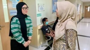 Anita Susanty (43), ibu empat anak asal Lombok yang tinggal di Ungaran, berhasil melewati pengobatan kanker payudara stadium tiga selama enam bulan. Melalui Program Jaminan Kesehatan Nasional (JKN), ia menjalani operasi dan kemoterapi tanpa terbebani biaya pengobatan. Pemeriksaan terakhir menunjukkan sel kanker yang sebelumnya terdeteksi sudah tidak ditemukan.