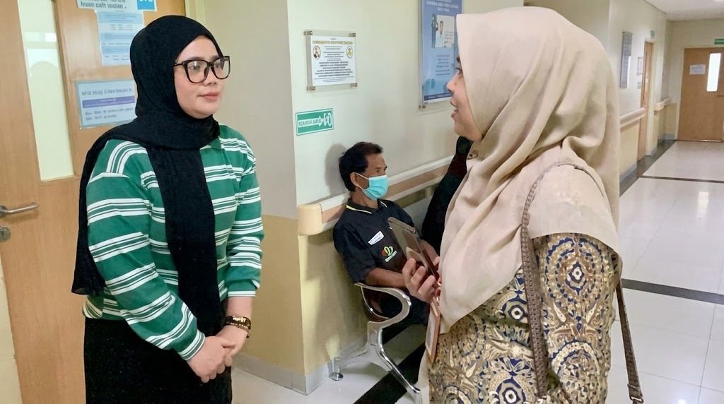 Anita Susanty (43), ibu empat anak asal Lombok yang tinggal di Ungaran, berhasil melewati pengobatan kanker payudara stadium tiga selama enam bulan. Melalui Program Jaminan Kesehatan Nasional (JKN), ia menjalani operasi dan kemoterapi tanpa terbebani biaya pengobatan. Pemeriksaan terakhir menunjukkan sel kanker yang sebelumnya terdeteksi sudah tidak ditemukan.