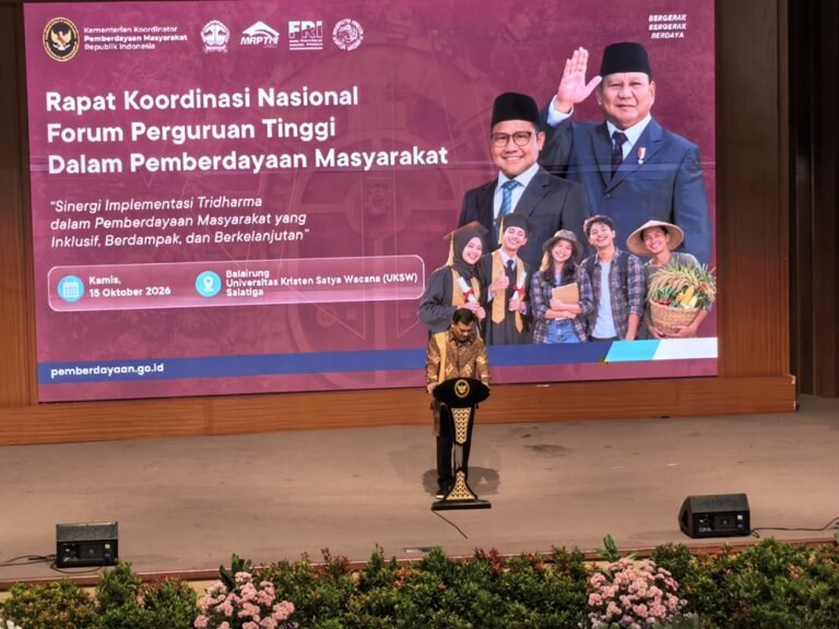 Gubernur Jawa Tengah Ahmad Luthfi menyampaikan pelibatan 123 perguruan tinggi dalam upaya mempercepat pengentasan kemiskinan saat Rakornas Forum Perguruan Tinggi dalam Pemberdayaan Masyarakat di UKSW, Salatiga, Kamis (15/10/2026). Kolaborasi ini mencakup penelitian, pendampingan usaha, penanganan stunting, pendataan rumah tidak layak huni, hingga pengembangan teknologi desalinasi air.
