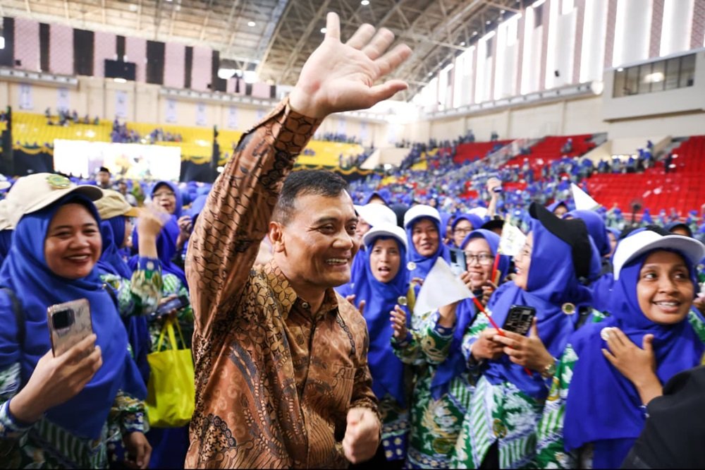 Gubernur Jawa Tengah Ahmad Luthfi menekankan pentingnya peran guru PAUD dan TK dalam membentuk karakter anak saat menghadiri Apel Akbar 10.000 Guru TK Aisyiyah Bustanul Athfal (ABA) di GOR Jatidiri Semarang, Sabtu (24/10/2026). Menteri Pendidikan Dasar dan Menengah Abdul Mu'ti turut mendorong pembelajaran menyenangkan serta perluasan akses PAUD melalui program wajib belajar 13 tahun dan revitalisasi sarana pendidikan.
