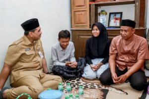 Wakil Gubernur Jawa Tengah Taj Yasin Maimoen bersama istrinya, Nawal Arafah Yasin, menemui keluarga Muhammad Hasbi Al Aqib di Pemalang, Selasa (20/10/2026), untuk menyampaikan belasungkawa dan mendengarkan harapan keluarga terkait penanganan kasus. Keduanya mendorong keterbukaan komunikasi antara sekolah dan orang tua serta penguatan pencegahan kekerasan terhadap anak melalui peran keluarga, sekolah, dan kader paralegal.