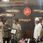 Dua pengusaha olahan singkong Salatiga, Tony Anindya dari Argotelo dan Hendardi dari singkong keju D-9, menerima penghargaan dari Menko Pemberdayaan Masyarakat Muhaimin Iskandar saat kunjungan ke Kampung Singkong Salatiga, Kamis (15/10/2026). Muhaimin mengapresiasi perkembangan produk lokal serta menyatakan kesiapan pemerintah untuk berkolaborasi dengan pelaku usaha dan industri kreatif di Salatiga.