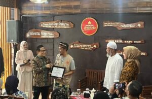 Dua pengusaha olahan singkong Salatiga, Tony Anindya dari Argotelo dan Hendardi dari singkong keju D-9, menerima penghargaan dari Menko Pemberdayaan Masyarakat Muhaimin Iskandar saat kunjungan ke Kampung Singkong Salatiga, Kamis (15/10/2026). Muhaimin mengapresiasi perkembangan produk lokal serta menyatakan kesiapan pemerintah untuk berkolaborasi dengan pelaku usaha dan industri kreatif di Salatiga.
