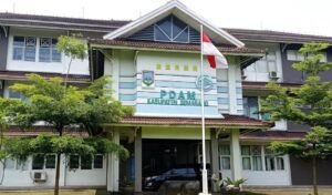 Pemkab Semarang mengevaluasi kerja sama PDAM Tirta Bumi Serasi dengan PT Sarana Tirta Ungaran (STU) setelah harga air baku disebut naik hampir 10 persen dalam setahun. Kenaikan tersebut dinilai berpotensi menggerus laba PDAM. Pemkab juga mengkaji sumber air alternatif, termasuk sumur, untuk mengurangi ketergantungan terhadap pasokan PT STU.