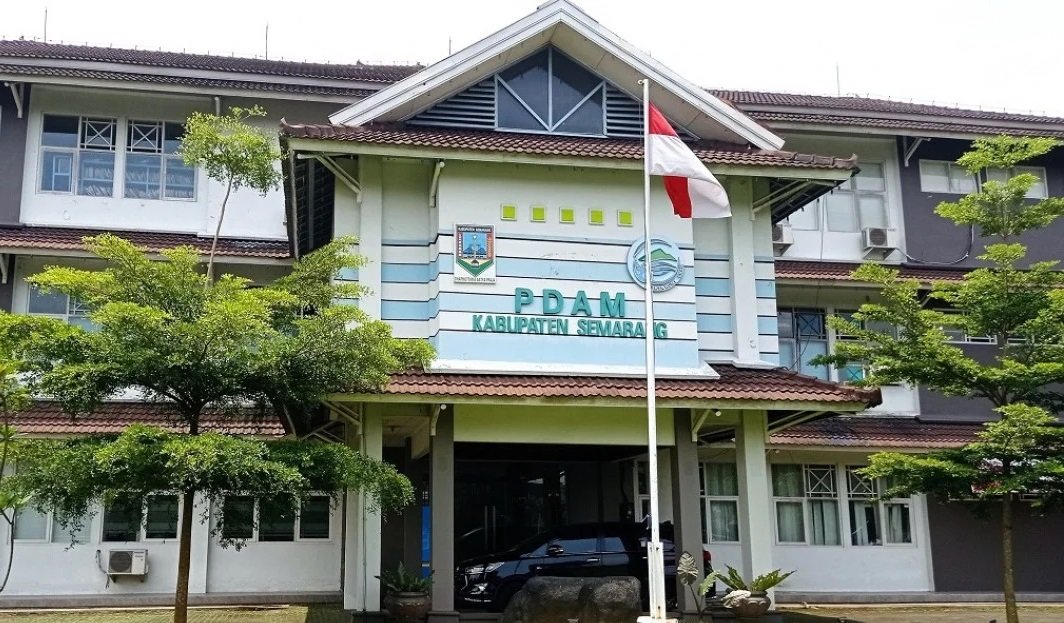 Pemkab Semarang mengevaluasi kerja sama PDAM Tirta Bumi Serasi dengan PT Sarana Tirta Ungaran (STU) setelah harga air baku disebut naik hampir 10 persen dalam setahun. Kenaikan tersebut dinilai berpotensi menggerus laba PDAM. Pemkab juga mengkaji sumber air alternatif, termasuk sumur, untuk mengurangi ketergantungan terhadap pasokan PT STU.