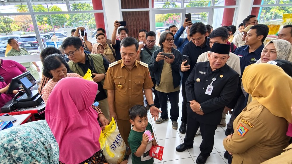 Koperasi Desa Merah Putih (KDMP) Bergas Kidul, Kabupaten Semarang, mulai diminati warga karena menawarkan sejumlah kebutuhan pokok dengan harga lebih terjangkau. Saat meninjau koperasi tersebut, Selasa (20/10/2026), Gubernur Jawa Tengah Ahmad Luthfi mendorong percepatan operasional KDMP serta penguatan peran koperasi sebagai penyerap produk lokal dan mitra UMKM untuk menggerakkan perekonomian desa.