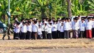 Bupati Semarang Ngesti Nugraha mengajak pondok pesantren dan pemerintah daerah memperkuat sinergi untuk membangun Kabupaten Semarang saat peringatan Hari Santri Nasional 2026 di area parkir Saloka, Kecamatan Tuntang, Kamis (22/10/2026). Ia juga menegaskan dukungan terhadap pendidikan keagamaan melalui insentif tenaga keagamaan dan guru madrasah serta beasiswa bagi anak dari keluarga kurang mampu.