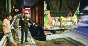 Kecelakaan antara sepeda motor Honda Vario dan truk Mitsubishi terjadi di persimpangan Exit Tol Tingkir, Jalan Saeri Muhtarom, Kota Salatiga, Minggu (11/10/2026) sekitar pukul 01.00 WIB. Pengendara motor, Galang Ardian Ramadon, mengalami luka di bagian kepala dan dirawat di RS Paru dr. Ario Wirawan. Polisi masih menyelidiki penyebab kecelakaan.