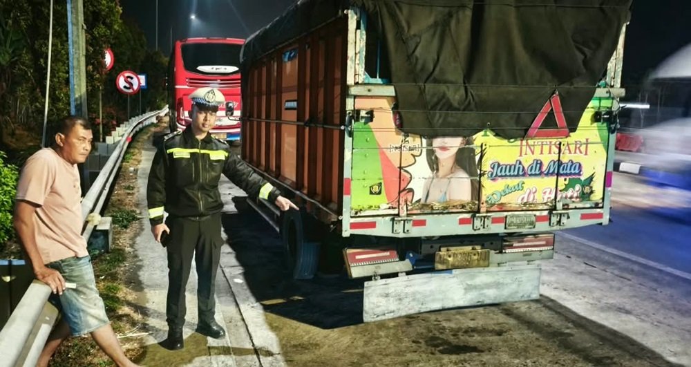 Hilang Kendali, Pemotor Tabrak Truk di Gerbang Tol Salatiga